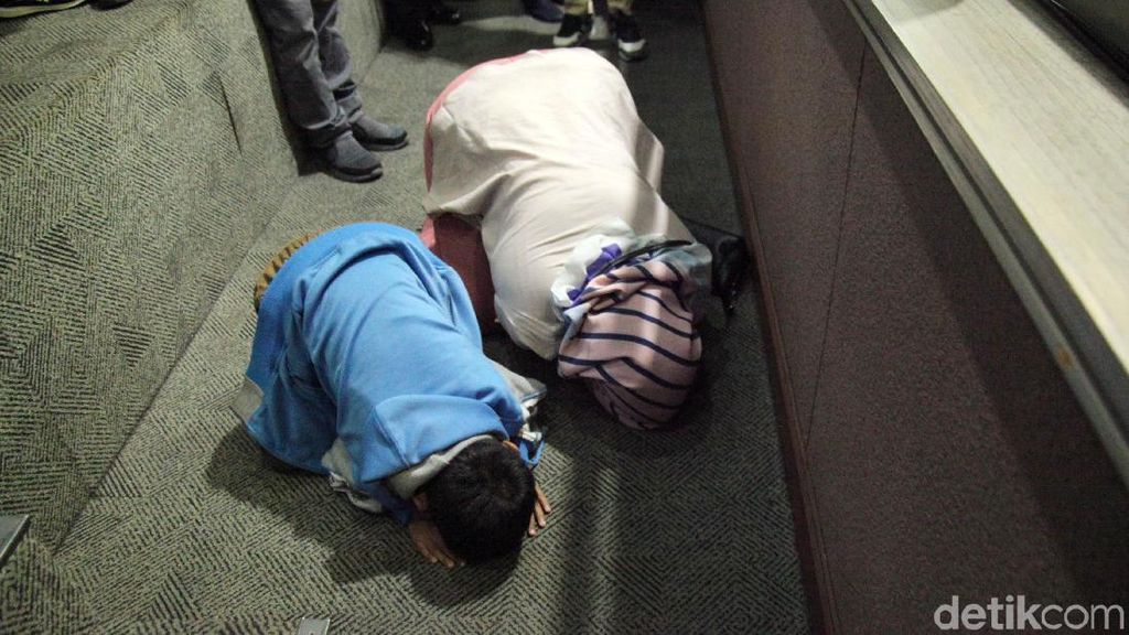 Amnesti Disetujui DPR, Baiq Nuril Sujud Syukur Amnesti Disetujui DPR, Baiq Nuril Sujud Syukur