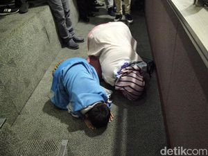Amnesti Disetujui DPR, Baiq Nuril Sujud Syukur Amnesti Disetujui DPR, Baiq Nuril Sujud Syukur