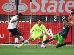 Pada laga yang dihelat di Yankee Stadium, Kamis (25/7/2019) pagi WIB, Liverpool yang menurunkan nyaris seluruh pemain intinya mengambil inisiatif serangan. Al Bello/Getty Images.