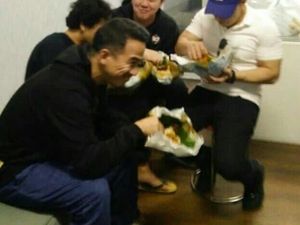 Dijenguk Teman-temannya, Jefri Nichol Pesta Nasi Padang
