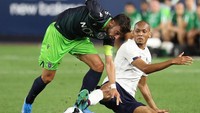 Tapi, Sporting langsung mendapat gol dari peluang on goal pertamanya pada menit keempat. Bruno Fernandes punya ruang tembak dari jarak 25 meter dan melepaskan sepakan jarak jauh, bola sebenarnya bisa ditangkap Simon Mignolet tapi terlepas. Al Bello/Getty Images.