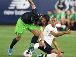 Tapi, Sporting langsung mendapat gol dari peluang on goal pertamanya pada menit keempat. Bruno Fernandes punya ruang tembak dari jarak 25 meter dan melepaskan sepakan jarak jauh, bola sebenarnya bisa ditangkap Simon Mignolet tapi terlepas. Al Bello/Getty Images.