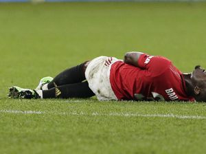 Eric Bailly Cedera Lutut, Jalan Pakai Kruk Eric Bailly Cedera Lutut, Jalan Pakai Kruk