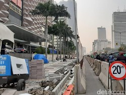 Dikaitkan Polusi, Proyek Trotoar di Bundaran HI Selesai September Nanti