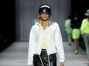 Dear Ladies, Ini Plus Minus Pakai Tas Transparan yang Lagi Tren Dear Ladies, Ini Plus Minus Pakai Tas Transparan yang Lagi Tren