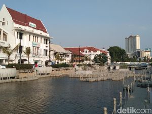 Kota Tua Ditutup, Area Kali Besar Ramai Dikunjungi Wisatawan