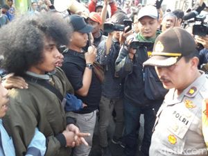6 Orang Diamankan Terkait Bentrok Penggusuran Bangunan Liar di Bekasi 6 Orang Diamankan Terkait Bentrok Penggusuran Bangunan Liar di Bekasi