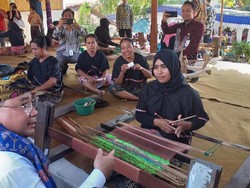 Kunjungan ke Lombok, Mendes Janji Bantu Para Penenun
