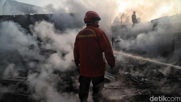 Melihat Sang Pemburu Api Beraksi di Warakas