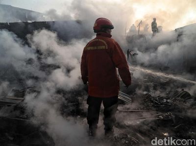 Melihat Sang Pemburu Api Beraksi di Warakas