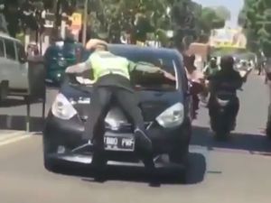 Berhentikan Pelanggar, Polisi Nemplok di Kap Mobil Bak Superhero! Berhentikan Pelanggar, Polisi Nemplok di Kap Mobil Bak Superhero!