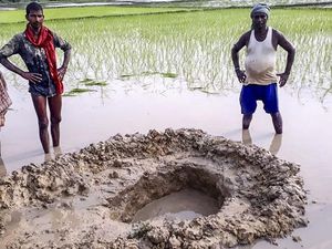 Ada Meteorit Jatuh ke Sawah, Para Petani India Kaget