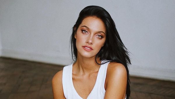 Intip Gaya Seksi Model yang Jadi Pacar Pesepakbola Juventus Paulo Dybala