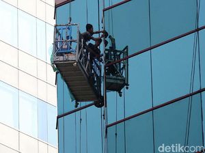 Jangan Ditiru! Pekerja Ini Bekerja Tanpa Alat Pelindung Diri