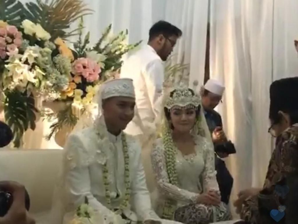 Siti Badriah Tersedu Memohon Restu dan Izin Nikah pada Ayah Siti Badriah Tersedu Memohon Restu dan Izin Nikah pada Ayah