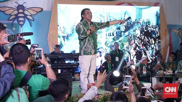 Didi Kempot tergolong lebih sering membawakan lagu dengan kibor dan gitar, dibanding gamelan.