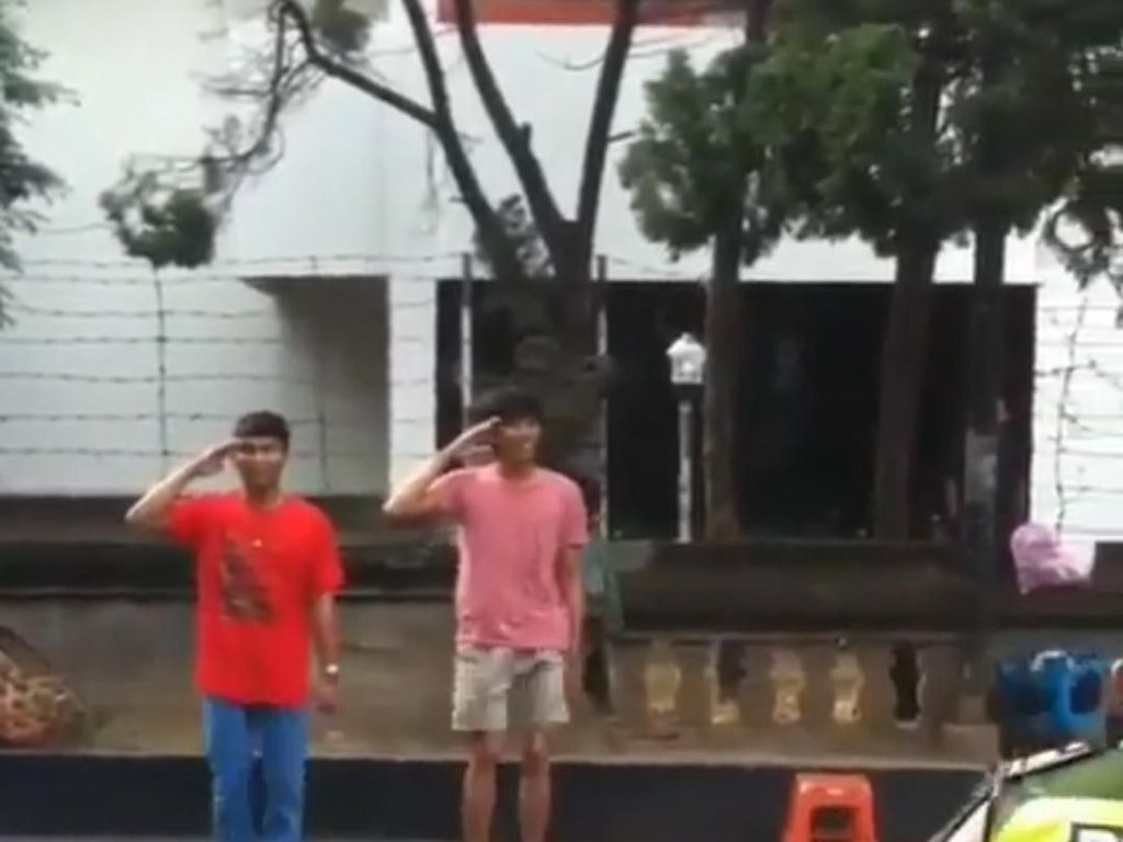 Terobos Pelican Cross, 2 Remaja di Bali Dihukum Hormat dan Nyanyi Terobos Pelican Cross, 2 Remaja di Bali Dihukum Hormat dan Nyanyi