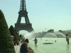 Cuaca Terlalu Panas, Turis Berendam di Kolam Menara Eiffel