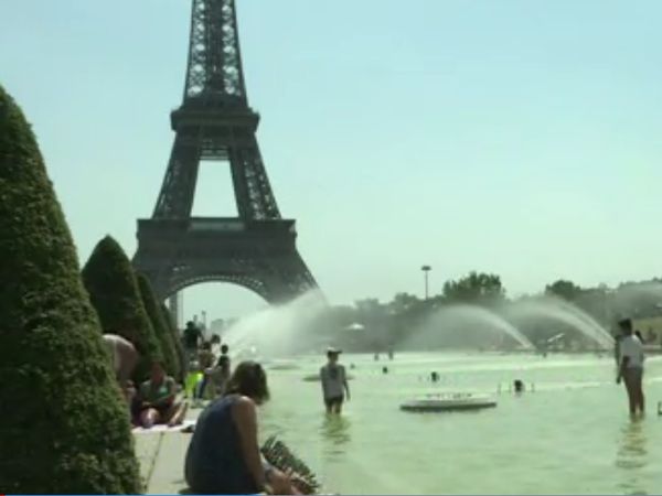Foto: Saat Turis Basah-basahan di Kolam Menara Eiffel