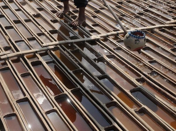 Melihat Lebih Dekat Pembuatan Garam Langka Khas Grobogan