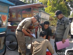 Mangkal di Area Terlarang, 20 PKL Dirazia Satpol PP Cirebon