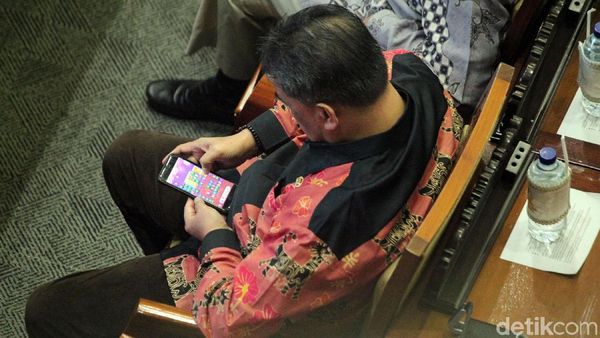 Duh! Anggota DPR Ini Malah Main Game Saat Rapat Paripurna