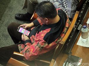 Duh! Anggota DPR Ini Malah Main Game Saat Rapat Paripurna