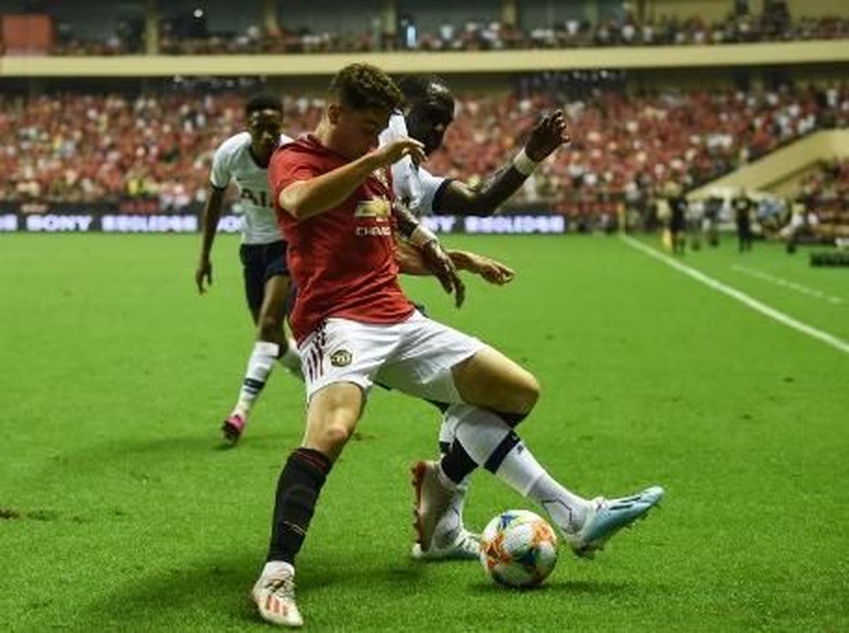Pemain Manchester United, Daniel James, berebut bola dengan penggawa Tottenham Hotspur, Moussa Sissoko. (Foto: Hector Retamal/AFP)
