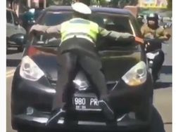 Pengendara yang Bikin Polisi Nemplok di Kap Mobil SIM-nya Harus Dicabut