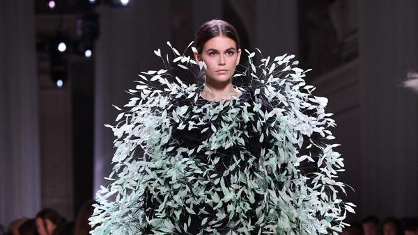 Foto: 14 Gaun dengan Aksen Bulu dari Givenchy Couture 2019