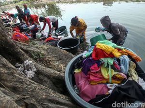 Masih Ada Lho.. Warga Mencuci Berjamaah di Kali