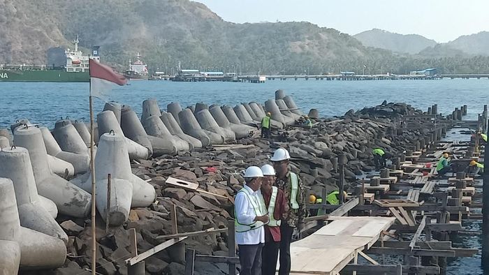 Menhub Budi Karya Sumadi cek Pelabuhan Yacht Tanah Ampo/Foto: Aditya Mardiastuti/detikcom