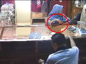 Curi Gelang Emas, Aksi Emak Terekam CCTV