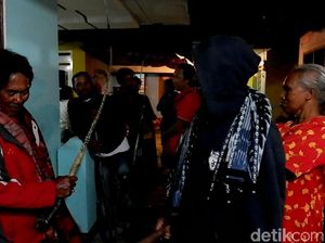 Penggedor Pintu Misterius Warga Banyuwangi Berpakaian Hitam-hitam Penggedor Pintu Misterius Warga Banyuwangi Berpakaian Hitam-hitam