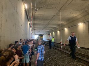 Kereta Mati, Ratusan Penumpang Terjebak Seperti di Neraka