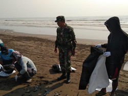 Pertamina Libatkan 100 Personel TNI Bersihkan Tumpahan Minyak