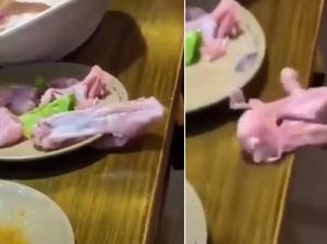 Hii..! Daging Dada Ayam Ini Lompat Sendiri dari Atas Piring