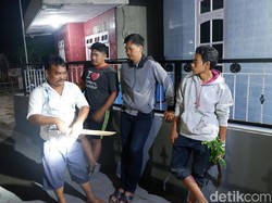 Diteror Penggedor Pintu Misterius, Warga Banyuwangi Patroli Bawa Sajam