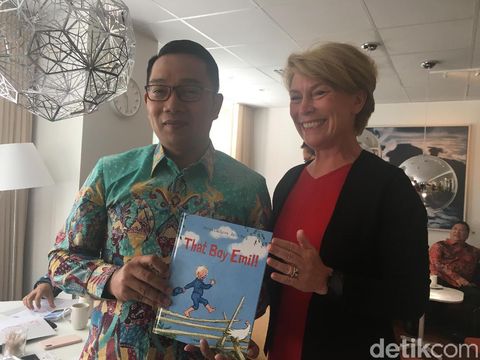 Diplomasi Batik-Teh ala Ridwan Kamil Gaet Investor Inggris-Swedia