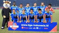 Persib menurunkan pemain seperti I Made Wirawan, Henhen Herdiana, Achmad Jufriyanto, Bojan Malisic, Ardi Idrus, Supardi Nasir, Kim Jeffrey Kurniawan, Rene Mihelic, Esteban Vizcarra, Febri Hariyadi, dan Ezechiel NDouassel dalam pertandingan yang dihelat di Stadion Si Jalak Harupat, Soreang, Kabupaten Bandung, Jumat (26/7/2019).