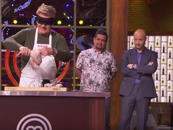 Gordon Ramsay Pamer Kebolehan Potong Ayam dengan Mata Tertutup