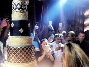 J.Lo Rayakan Ultah Ke-50 dengan Cake Tingkat 10 Berlapis Emas 24 Karat