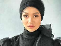 Penyanyi Berhijab Dikritik karena Pakai Baju yang Tampilkan Bentuk Badan