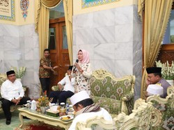 Dapat Ucapan Ultah dari Ulama Serang, Bupati Tatu Menangis