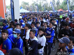 Bobotoh yang mengenakan atribut serba biru mengantre di 14 pintu untuk masuk stadion.