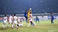 Wawan Hendrawan berhasil mengamankan gawangnya dari serangan para pemian Persib Bandung.