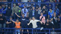 Bobotoh terus meneriakkan yel-yel untuk menyemangati Febri Hariyadi dkk.
