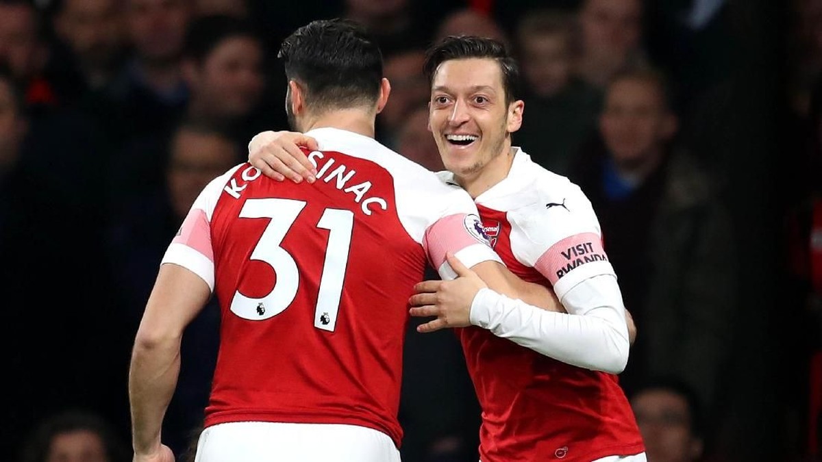 Oezil dan Kolasinac dipastikan tak terganggu secara mental usai serangkaian ancaman keamanan. (Foto: Catherine Ivill / Getty Images)