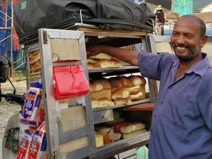 Penjual Roti Keliling Ini Sekolahkan Anaknya hingga Jadi Dokter dan Pengacara Penjual Roti Keliling Ini Sekolahkan Anaknya hingga Jadi Dokter dan Pengacara