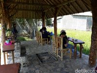 Menikmati Gurih Manis Mie Ayam Klamud di Tepian Sawah